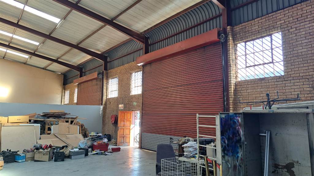 735  m² Industrial space in Monavoni photo number 3