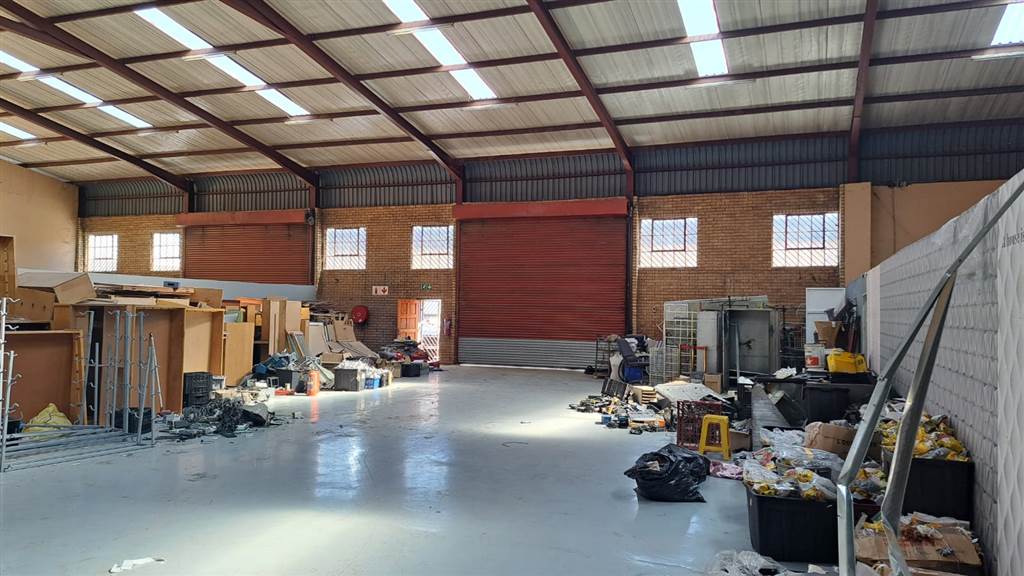 735  m² Industrial space in Monavoni photo number 2