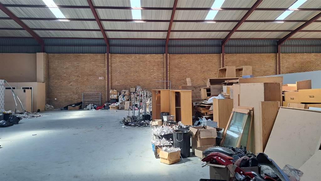 735  m² Industrial space in Monavoni photo number 7
