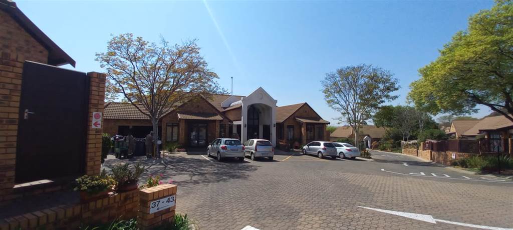 2 Bed Apartment in Lonehill photo number 21