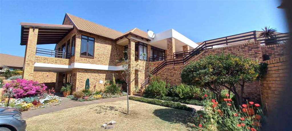 2 Bed Apartment in Lonehill photo number 20