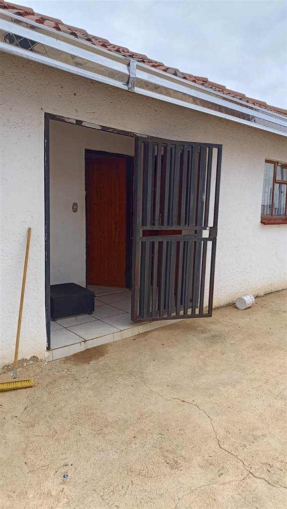 3 Bed House in Mafikeng photo number 7