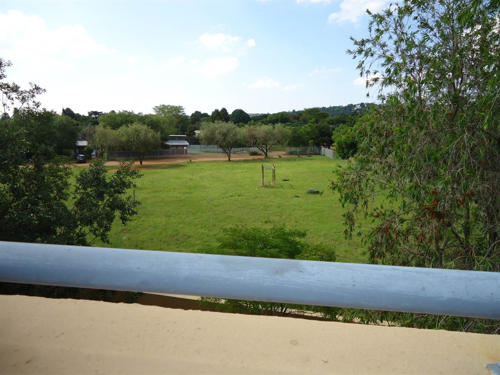 2 Bed Townhouse in Waterkloof Ridge photo number 4