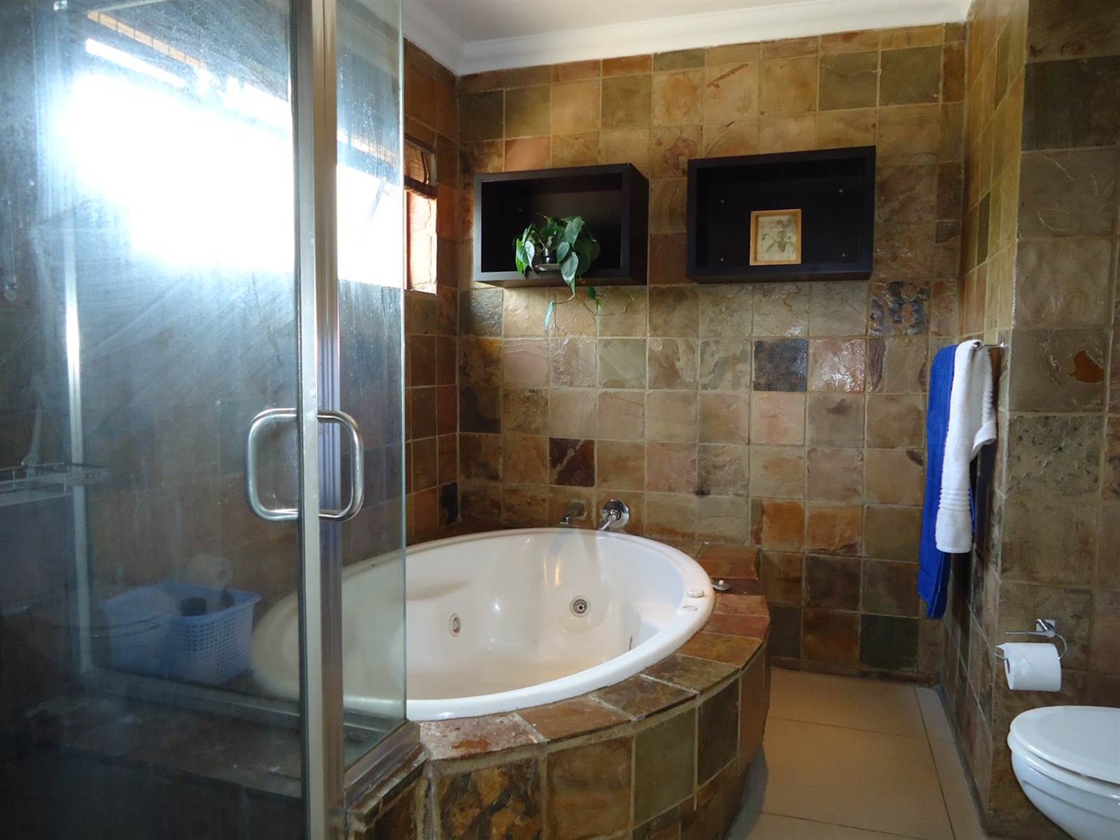 2 Bed Townhouse in Waterkloof Ridge photo number 13