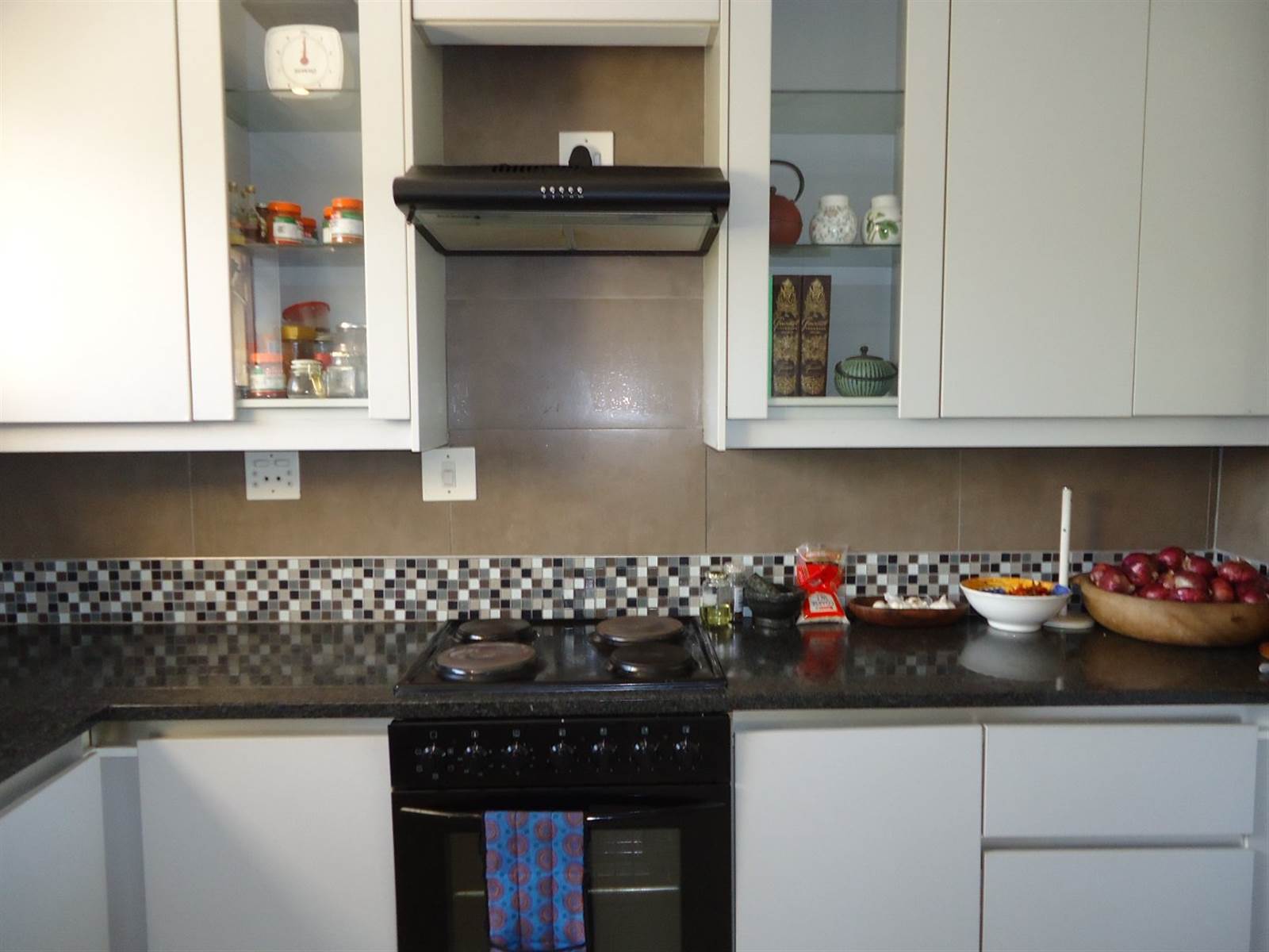 2 Bed Townhouse in Waterkloof Ridge photo number 9