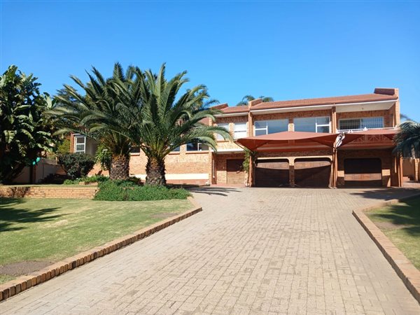 4 Bedroom House 4 Bedroom House