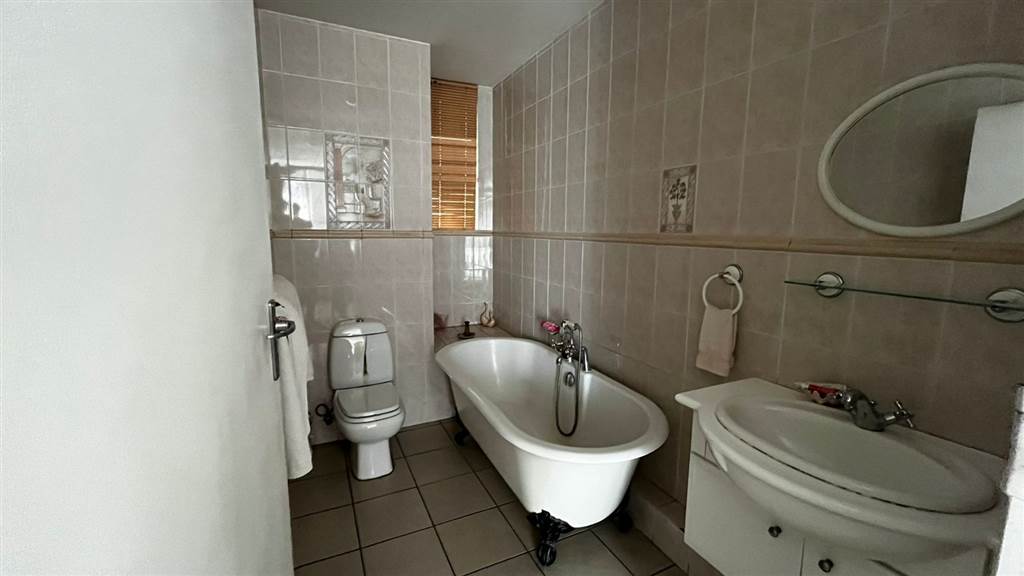 2 Bed Flat in Bedford Gardens photo number 15
