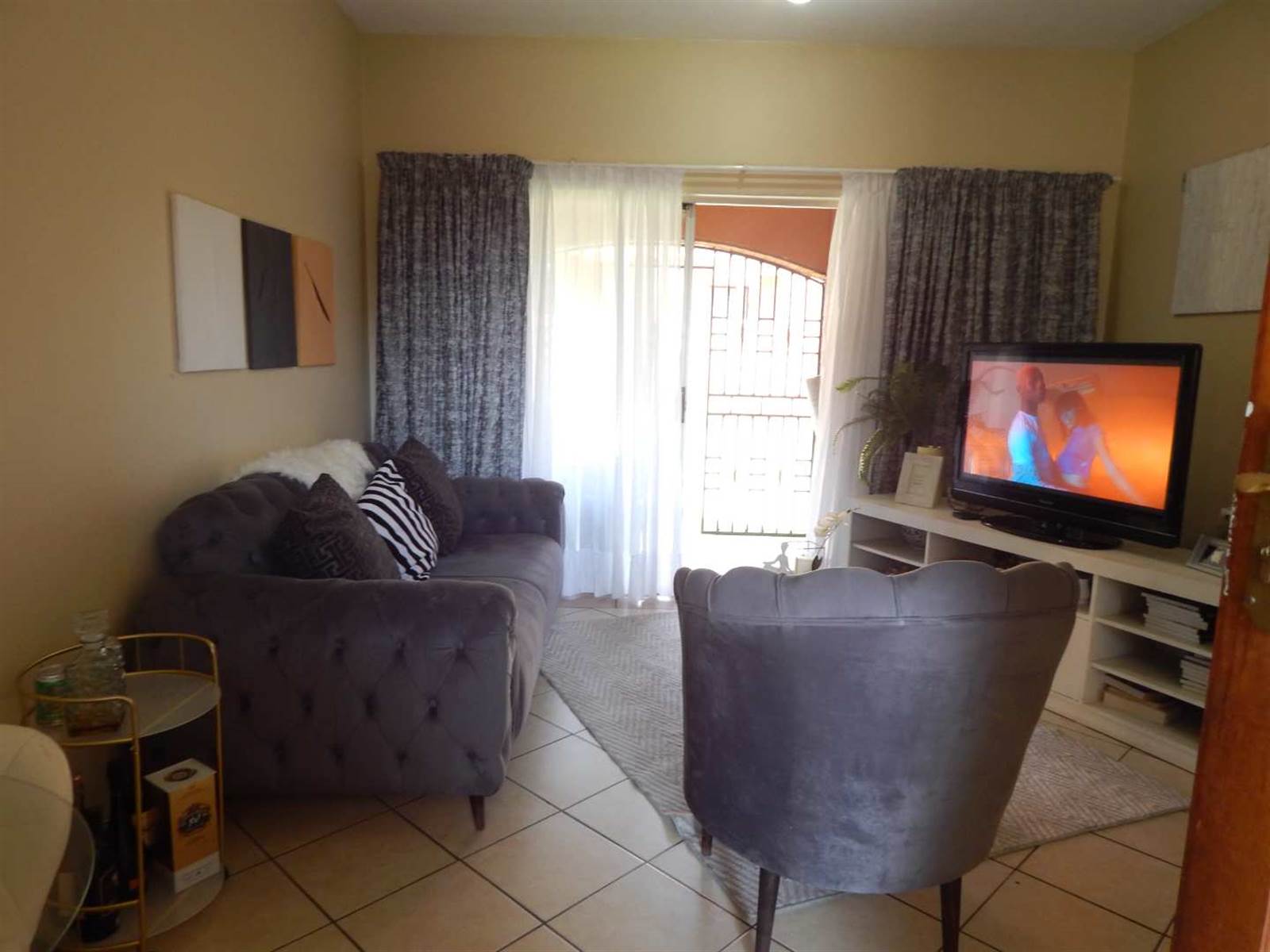 2 Bed Townhouse in Mooikloof Ridge photo number 3
