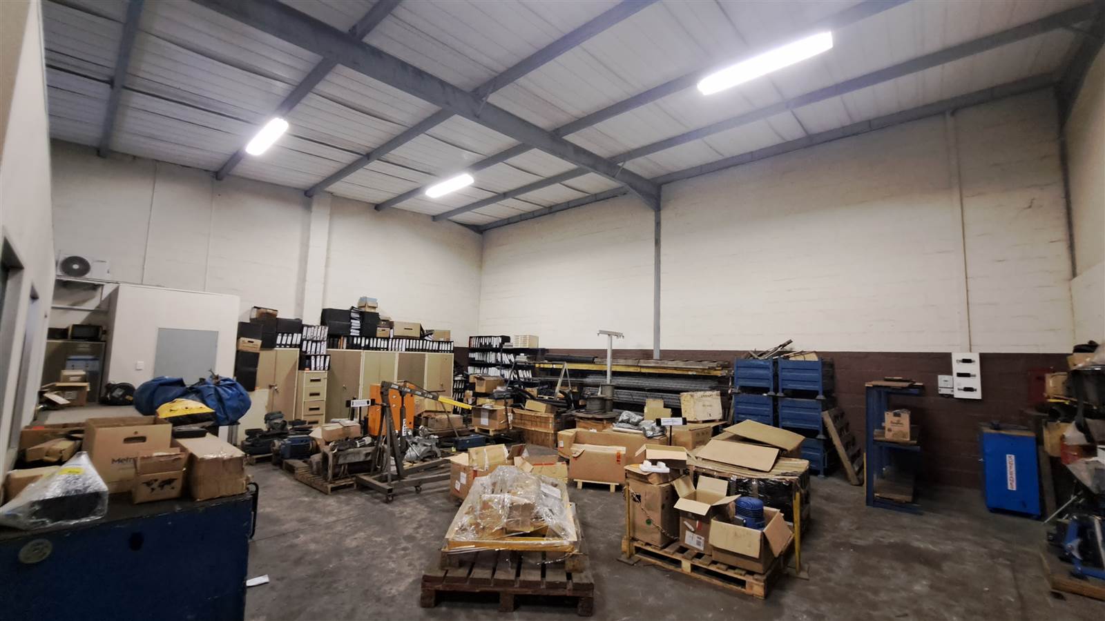 204  m² Industrial space in Alton photo number 1