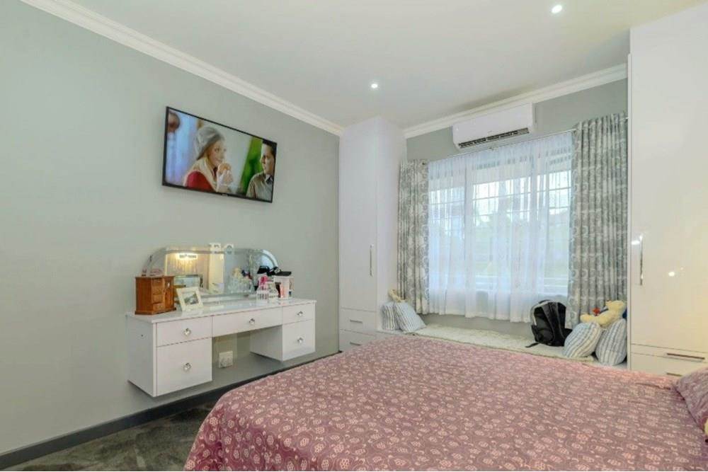 6 Bed House in Durban North photo number 10
