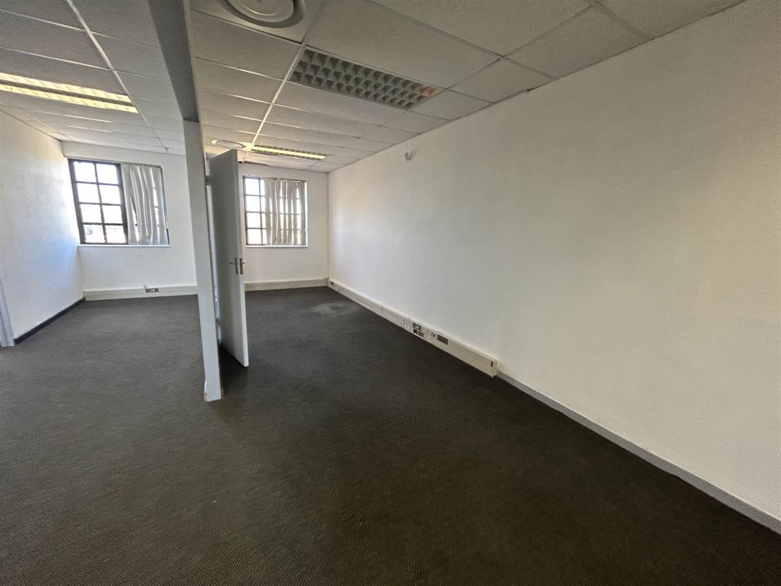 142  m² Office Space in Claremont photo number 2