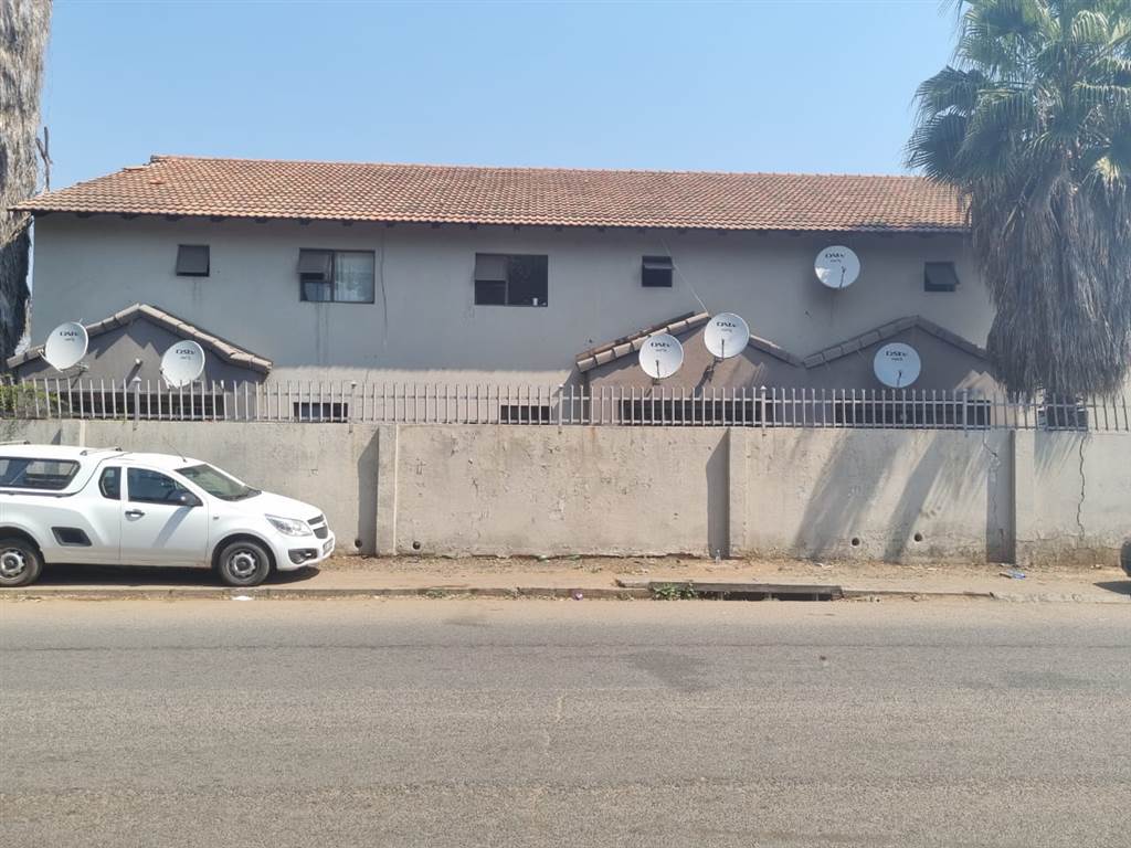800  m² Commercial space in Rustenburg Central photo number 4