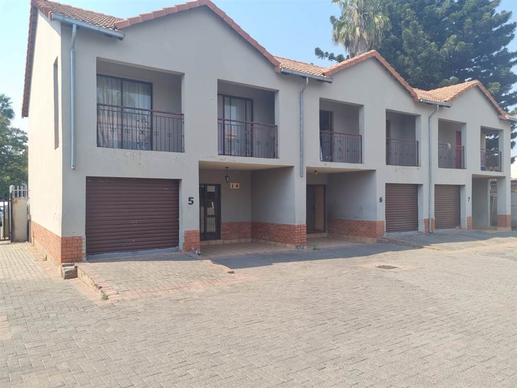800  m² Commercial space in Rustenburg Central photo number 2