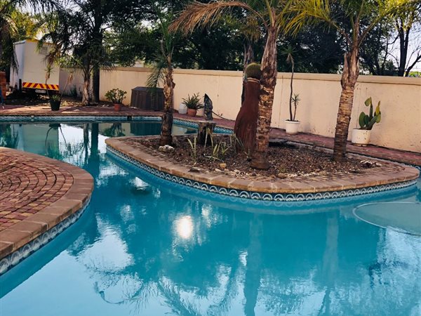 9 Bed House in Mafikeng