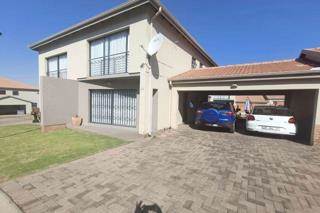 3 Bed Townhouse in Jackaroo Park photo number 11