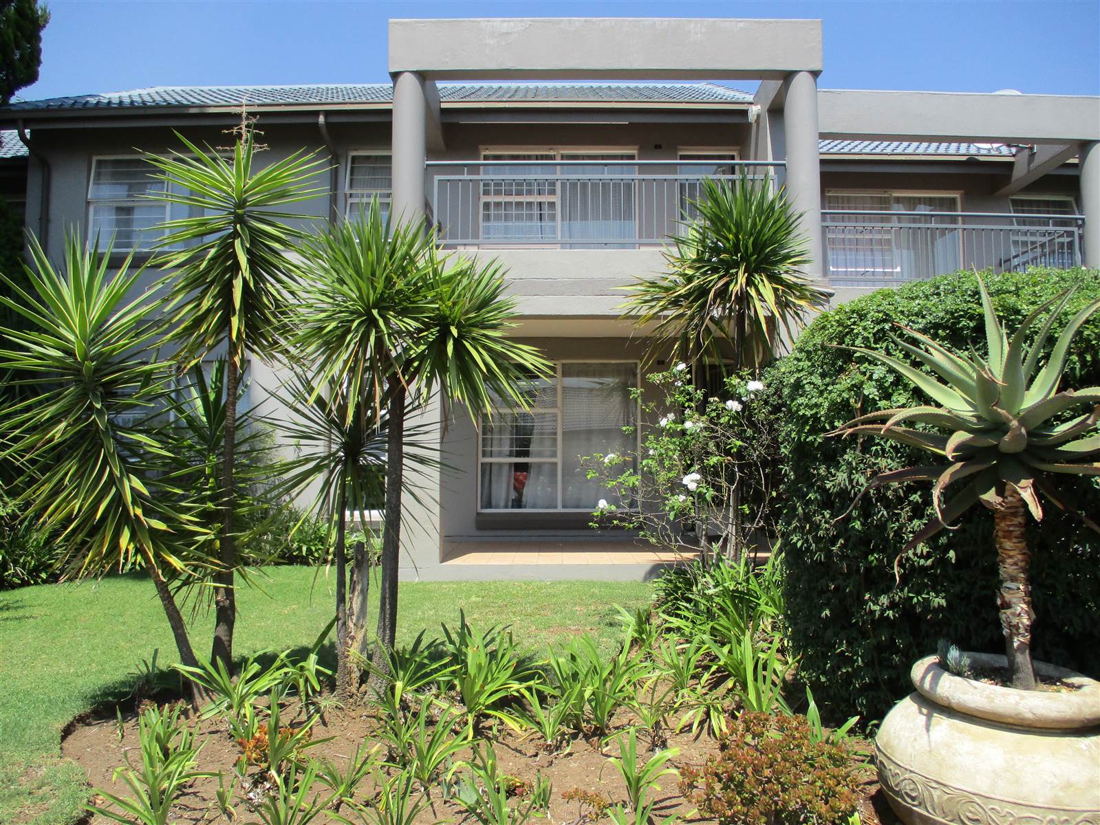 2 Bed Townhouse in Constantia Kloof photo number 2