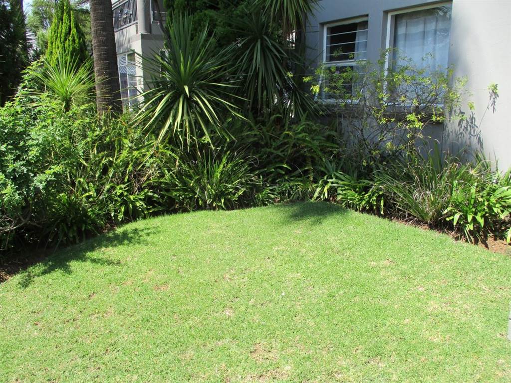 2 Bed Townhouse in Constantia Kloof photo number 11