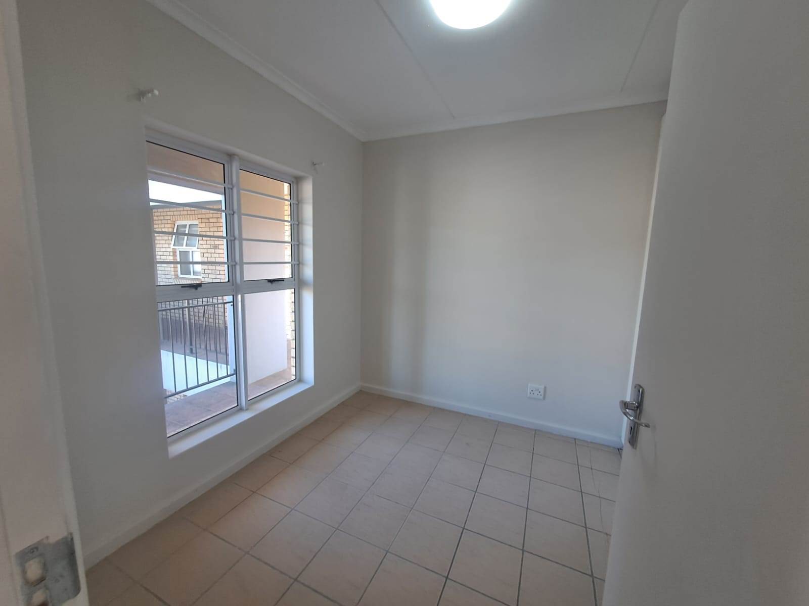 2 Bed Apartment in Kraaifontein Central photo number 10