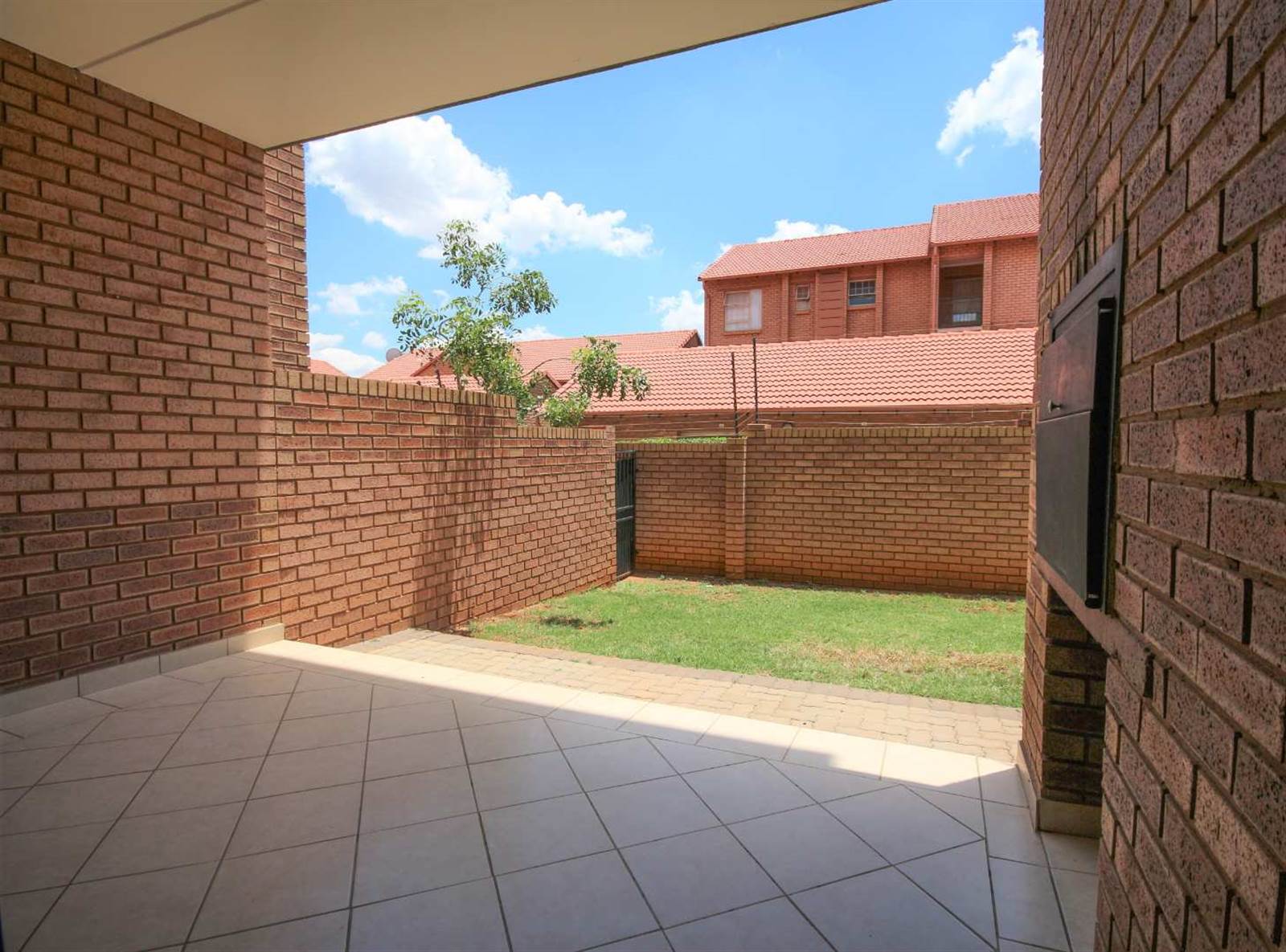 2 Bed Apartment in Hazeldean (Silverlakes Surroundings) photo number 8