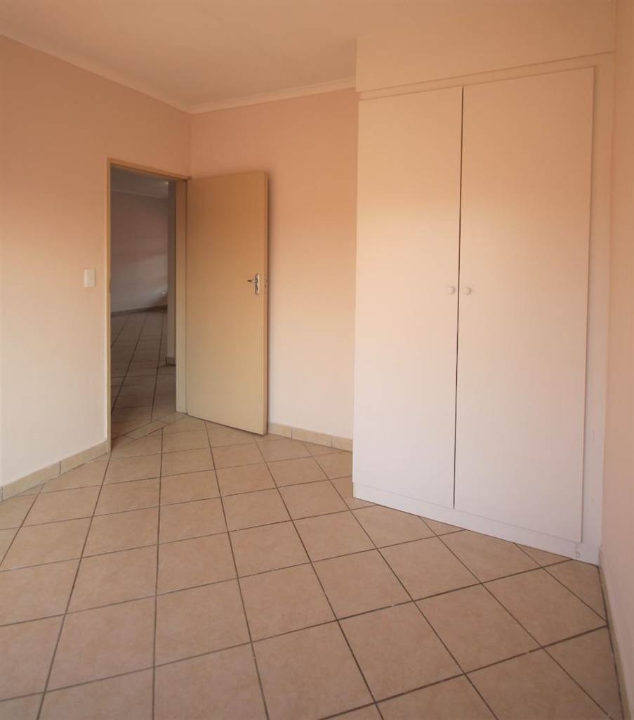 2 Bed Apartment in Hazeldean (Silverlakes Surroundings) photo number 20