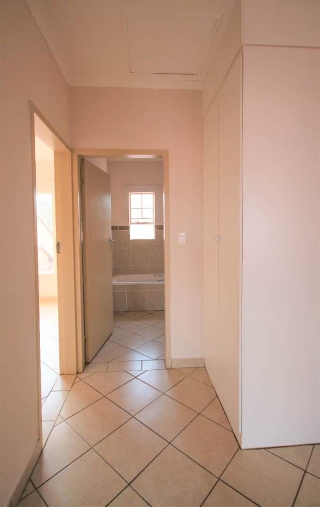 2 Bed Apartment in Hazeldean (Silverlakes Surroundings) photo number 15