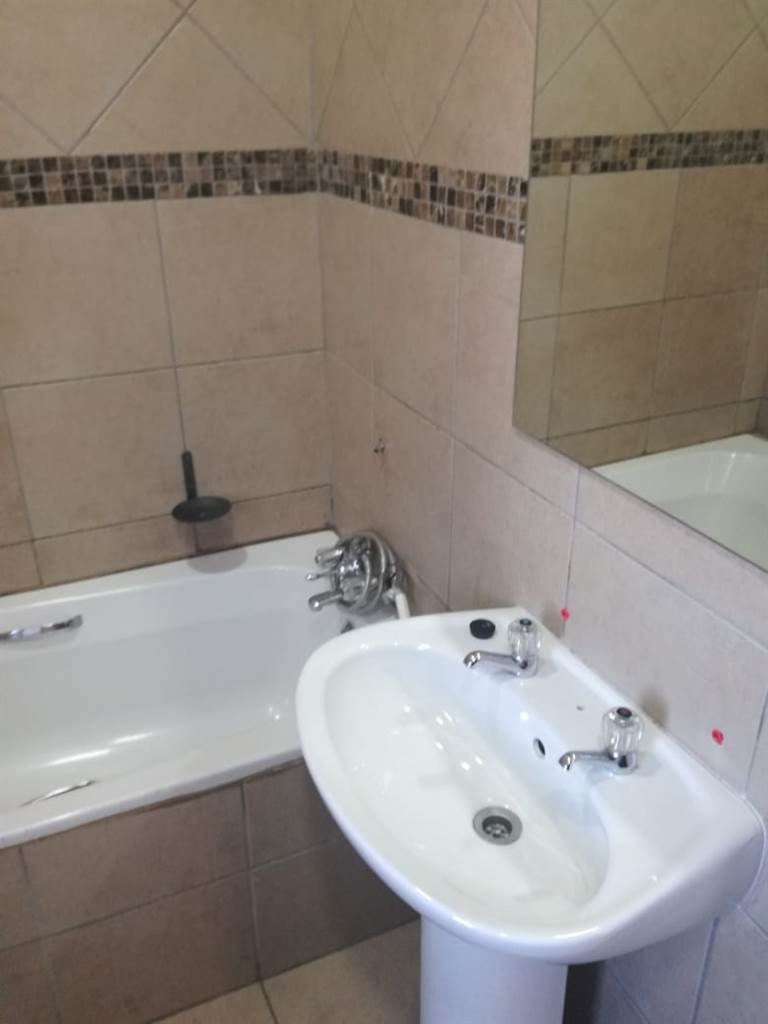 1 Bed Flat in Witbank Central photo number 6