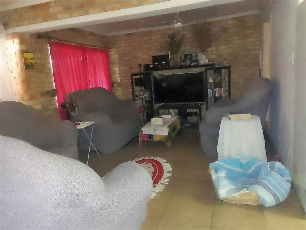 4 Bed House in Rustenburg Central photo number 3