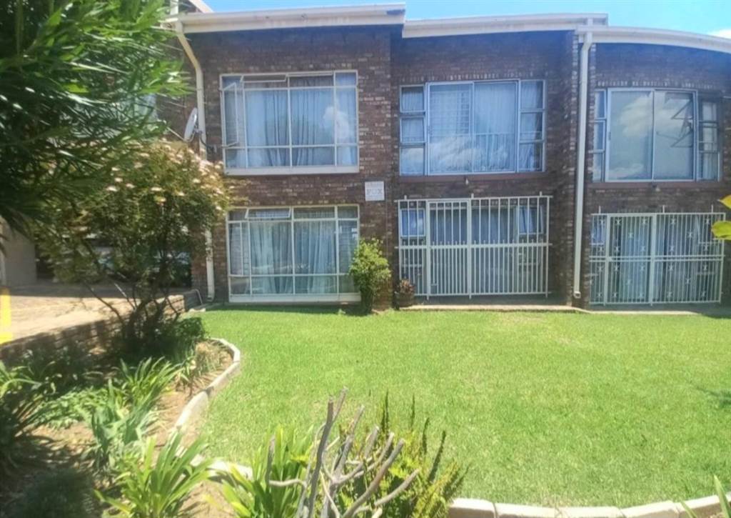 2 Bed Townhouse in Brackendowns photo number 2