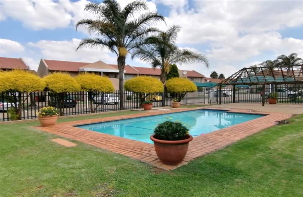 2 Bed Townhouse in Beyers Park photo number 15