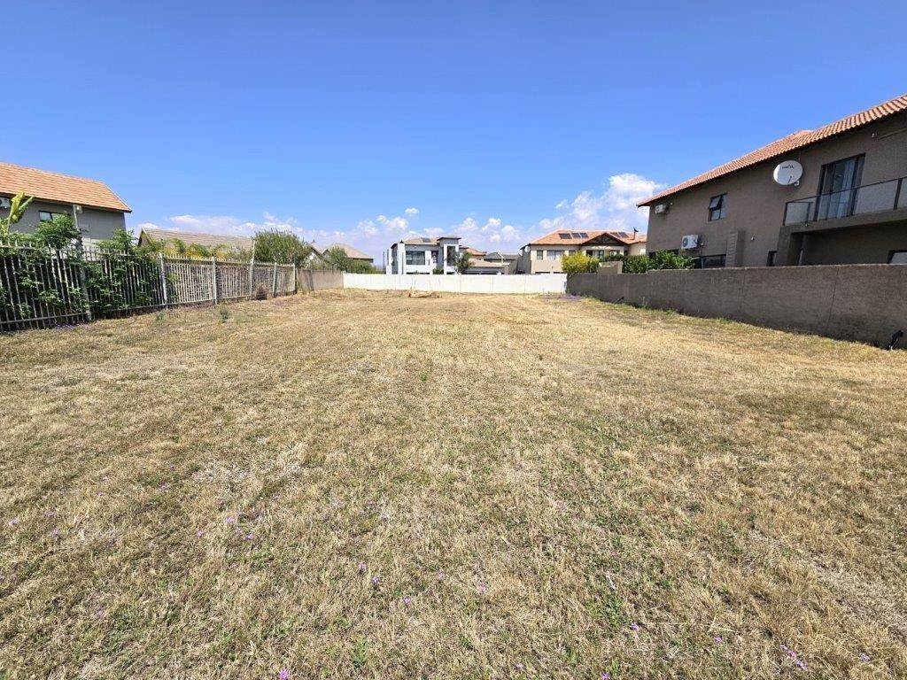 737 m² Land available in Melodie photo number 1
