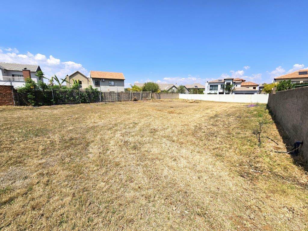 737 m² Land available in Melodie photo number 8