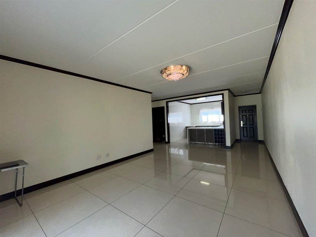 3 Bed Apartment in Fourways photo number 10