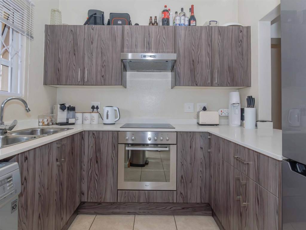 2 Bed Apartment in Bushwillow Park Estate photo number 4