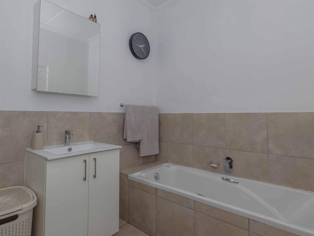 2 Bed Apartment in Bushwillow Park Estate photo number 13