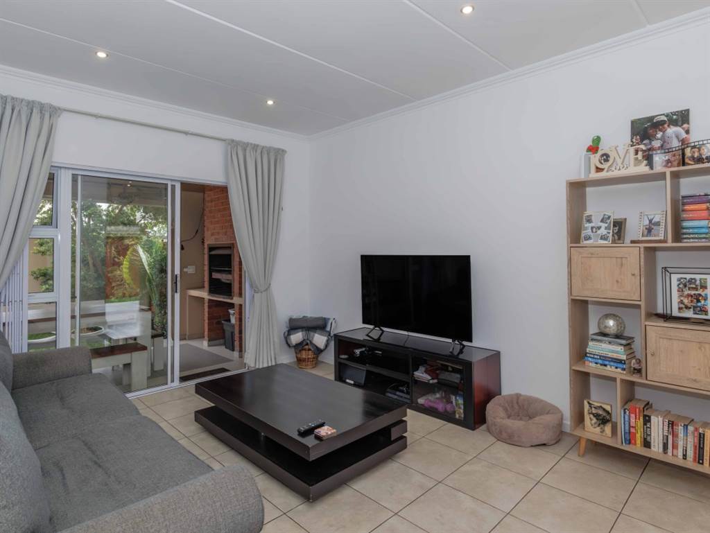 2 Bed Apartment in Bushwillow Park Estate photo number 9