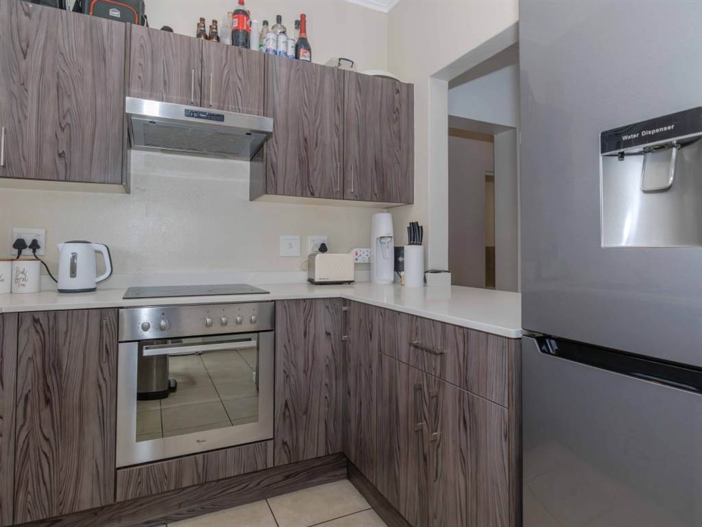 2 Bed Apartment in Bushwillow Park Estate photo number 5
