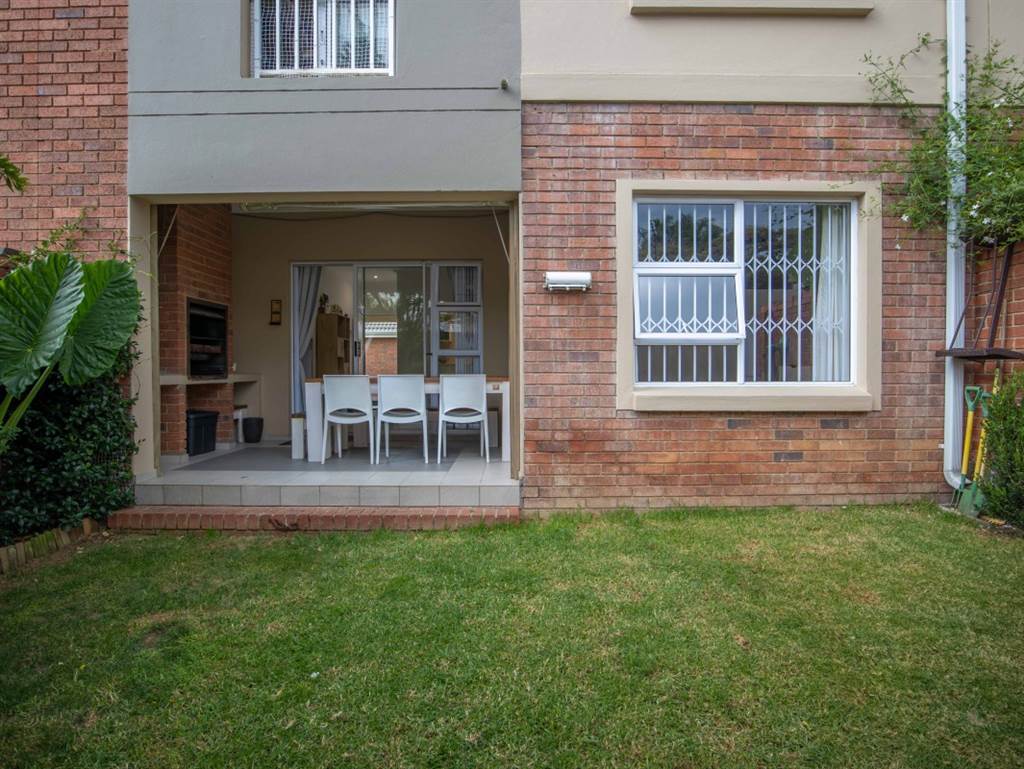 2 Bed Apartment in Bushwillow Park Estate photo number 3