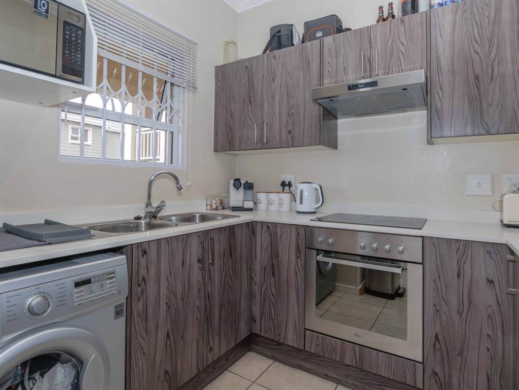 2 Bed Apartment in Bushwillow Park Estate photo number 6