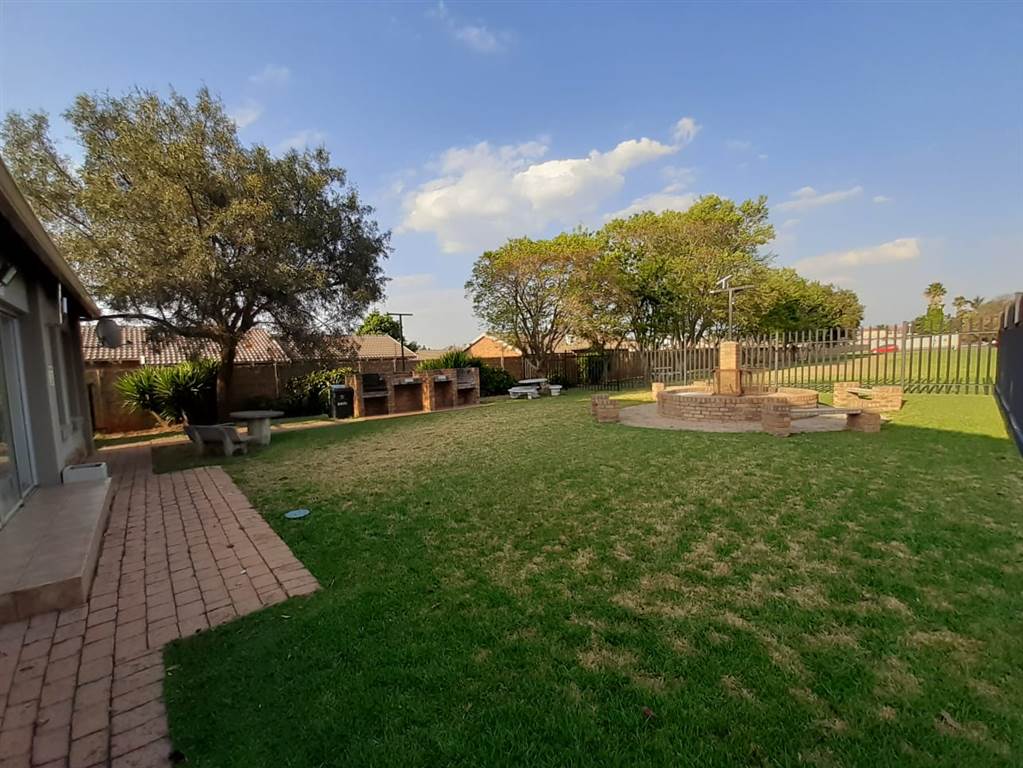 2 Bed Townhouse in Northcliff photo number 8