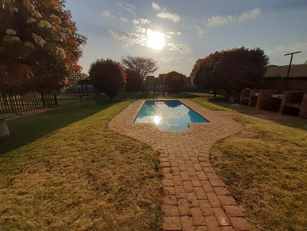 2 Bed Townhouse in Northcliff photo number 5