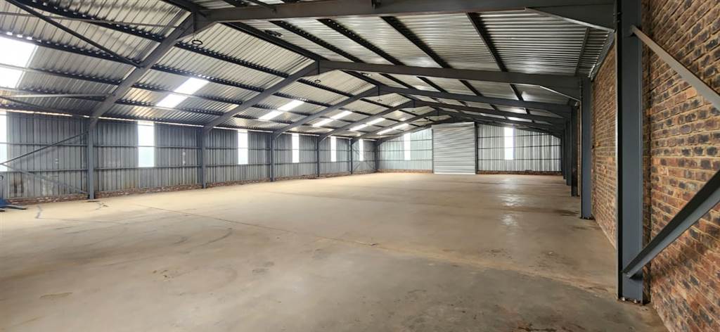 1000  m² Industrial space in Pomona photo number 1