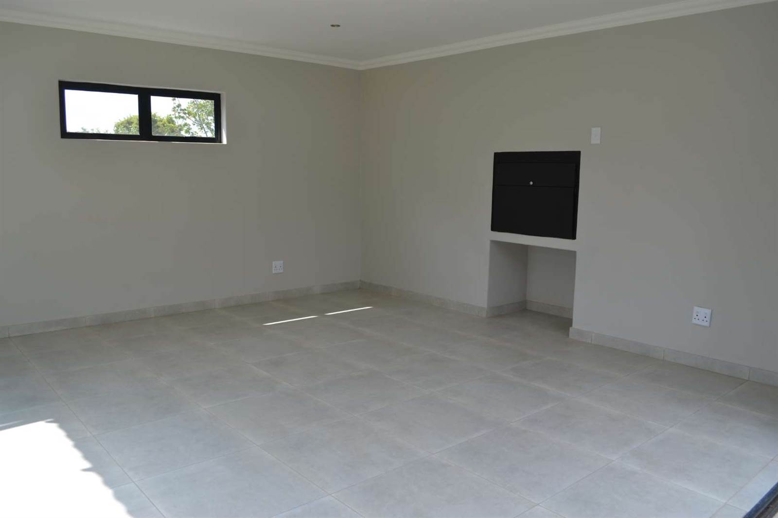 5 Bed House in Hazeldean (Silverlakes Surroundings) photo number 11
