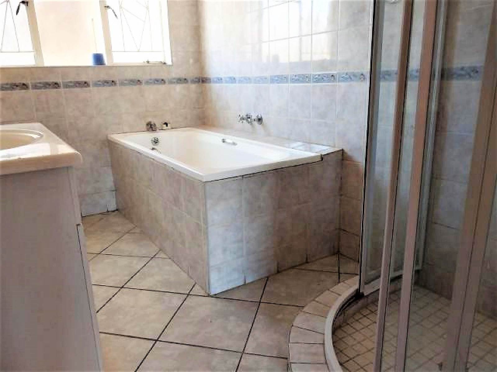 2 Bed House in Klerksdorp photo number 11