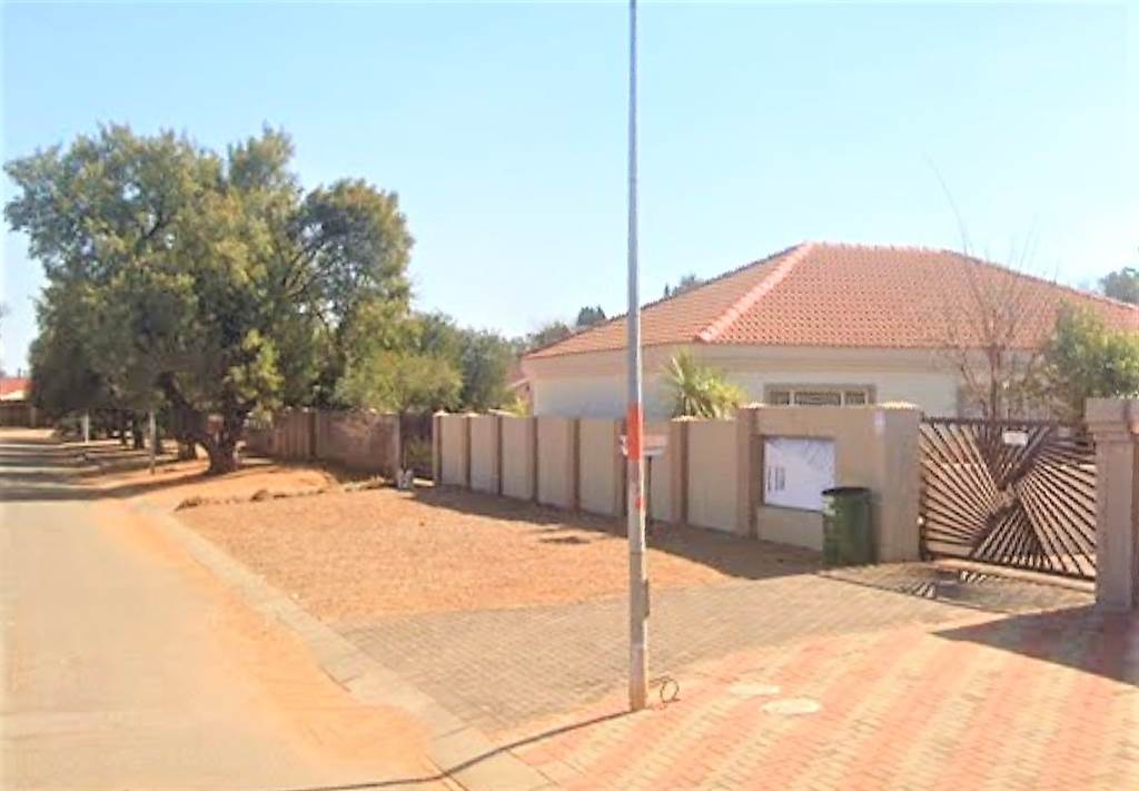 2 Bed House in Klerksdorp photo number 3