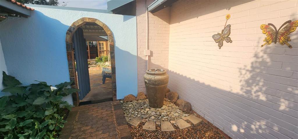 3 Bed House in Uitsig photo number 6