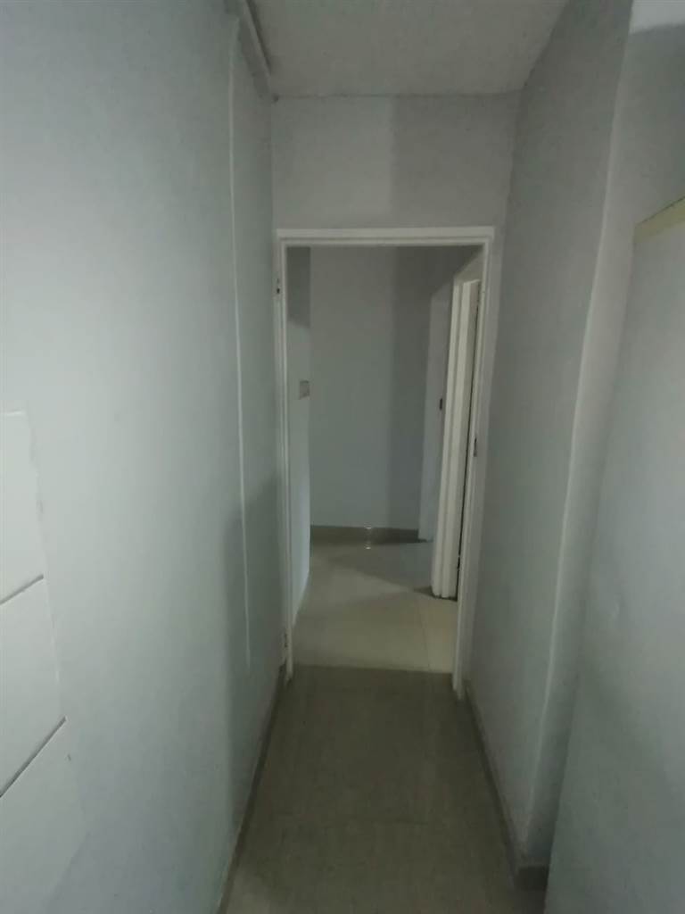 3 Bed Apartment in Oaklands photo number 4