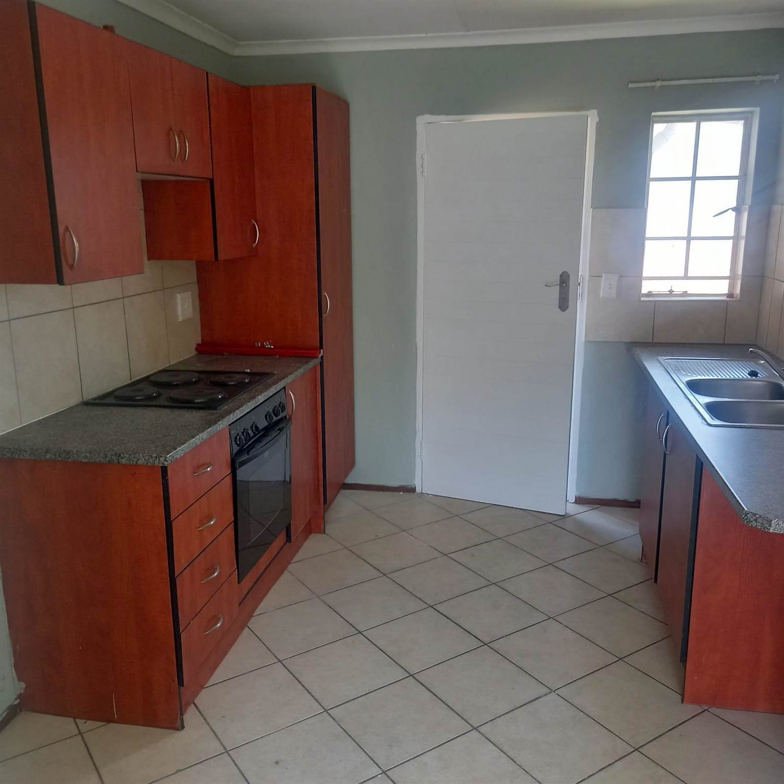 2 Bed Apartment in Chloorkop photo number 2