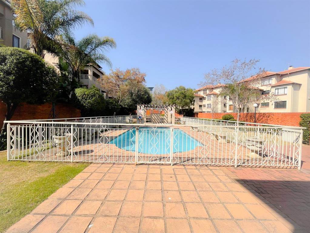 2 Bed Apartment in Sunninghill photo number 11