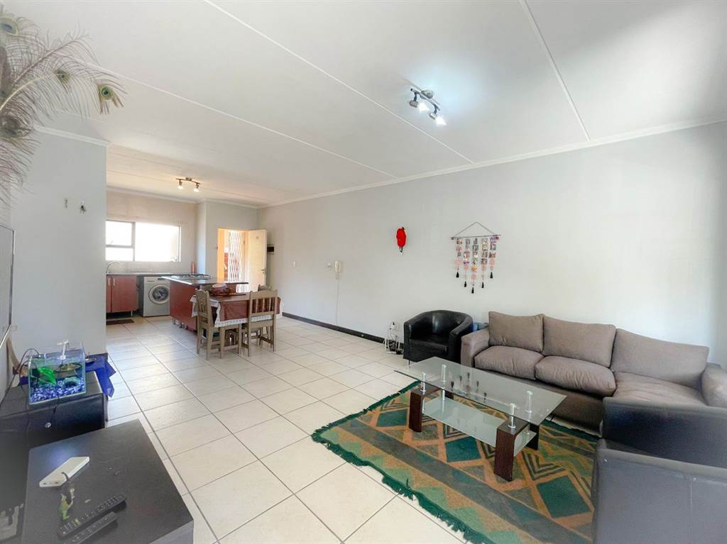2 Bed Apartment in Sunninghill photo number 2