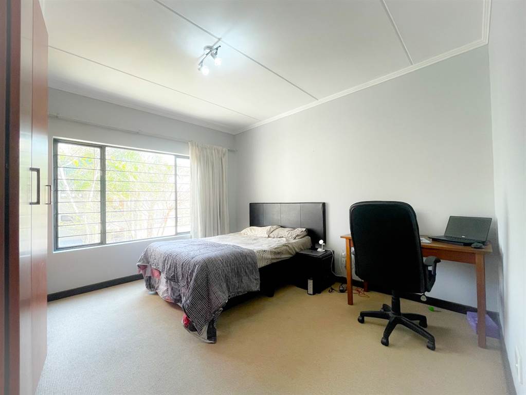2 Bed Apartment in Sunninghill photo number 5